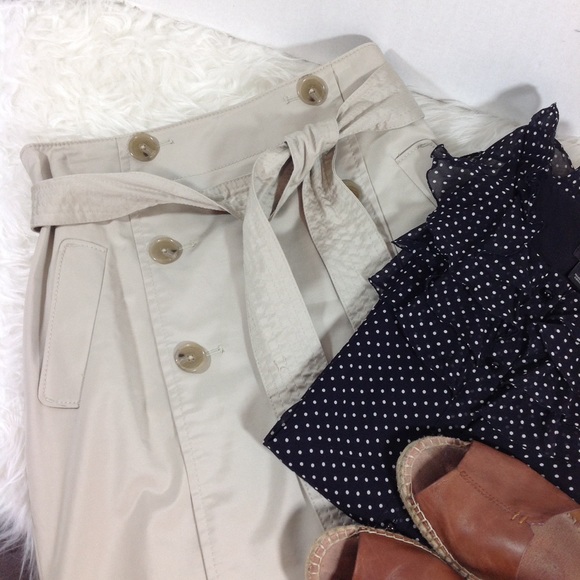 Ann Taylor Dresses & Skirts - Ann Taylor Khaki Skirt size 8